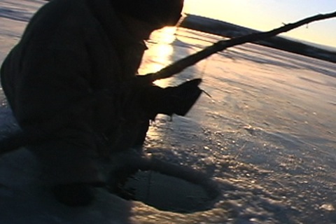 trou dans la glace pour pêcher