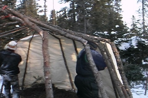 on recouvre de toile la structure de la tente