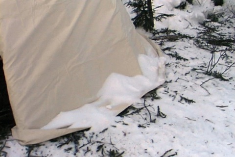on recouvre le pied de la tente de neige 