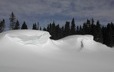 Bancs de neige sculptés par le vent