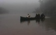Un Innu et trois Kayapos en canot sur la rivière Mingan