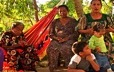 Groupe de femmes guajiras et quelques enfants dans un village de Bolivie