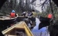 Groupe d'Innus en canot près d'un barrage de castors