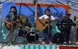 Un groupe de jeunes musiciens se produit sur la scène du festival Innu nikamu de Mani-utenam