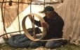Jean-Baptiste Bellefleur en train de fabriquer l'anneau central du tambour
