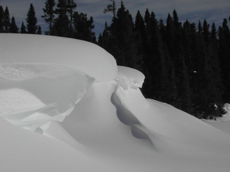 Banc de neige sculpté par le vent