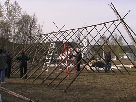 Installation d'un shaputuan à Grande Bergeronne, sur la côte nord du Québec