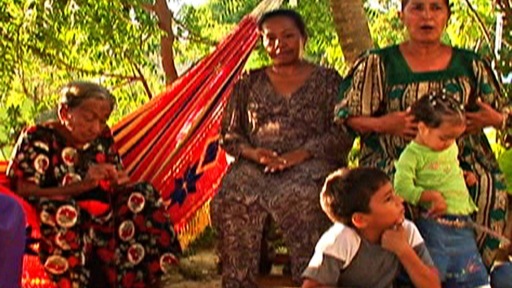 Groupe de femmes guajiras et quelques enfants dans un village de Bolivie