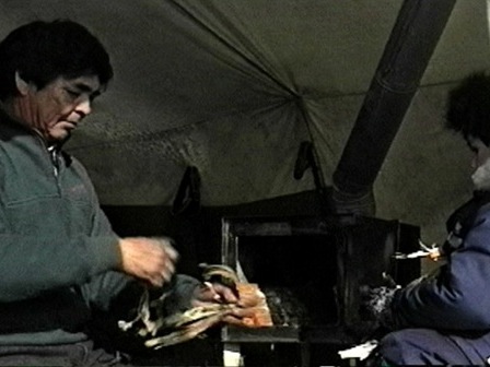 Zacharie Bellefleur enseigne à Messenak Bellefleur à faire un feu de poêle dans une tente