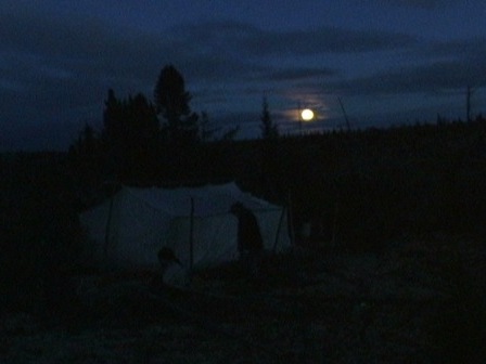Campement d'automne la nuit
