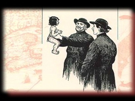 Gravure de deux prêtres : l'un d'entre eux a un enfant dans les bras