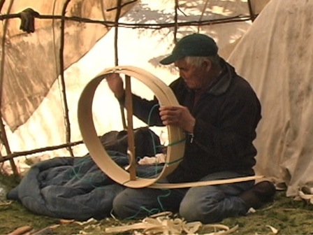 Jean-Baptiste Bellefleur en train de fabriquer l'anneau central du tambour
