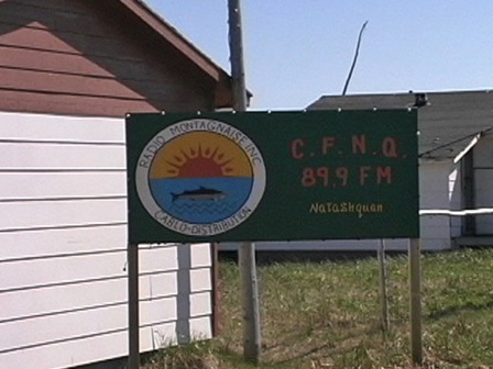 Enseigne de la radio communautaire de Natashquan