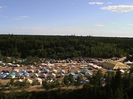 Vue aérienne du grand campement Mamu Aitun lors d'un rassemblement près de la rivière Moisie