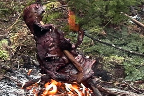 il grille de la viande sur un bâton