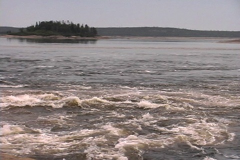 le lac est légèrement ridé par la brise