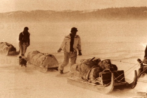 ils circulent en traînant un toboggan