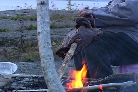 il rôtit la viande de canard