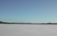 Lac gelé avec îles au loin