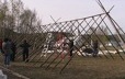 Installation d'un shaputuan à Grande Bergeronne, sur la côte nord du Québec