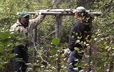 Zacharie et Jean-Baptiste Bellefleur autour d'une cache de nourriture qu'ils viennent de construire