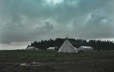 Campement traditionnel sur une île de l'archipel de Mingan