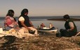 Rencontre entre une famille d'Ekuanitshit et un agent de conservation sur une île dans l'archipel de Mingan