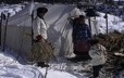 Un chasseur innu sur la glace pose des appelants pour attirer les outardes