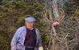 Antoine Bellefleur vient d'accrocher un panache de caribou dans un arbre, en signe de respect pour l'animal