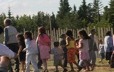 Enfants qui dansent lors du festival de musique Innu Nikamu de Mani-utenam