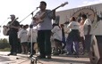 Groupe de musiciens sur la scène du festival de musique Innu nikamu