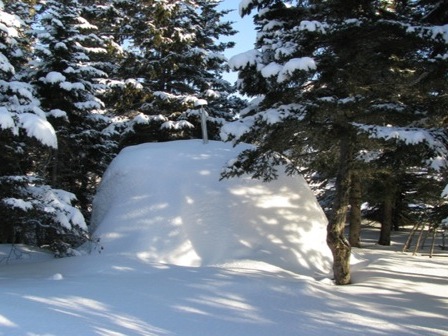 Tente enfouie sous la neige