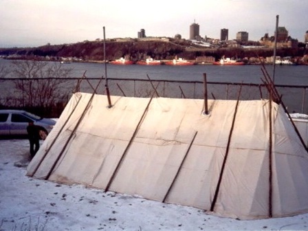 Vue d'un shaputuan avec la ville de Québec en arrière-plan