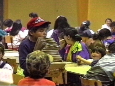 Jeunes Innus en train de jouer au bingo à Mani-utenam