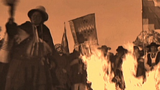 En Bolivie, danse traditionnelle dédiée à la Terre mère, autour d'un feu