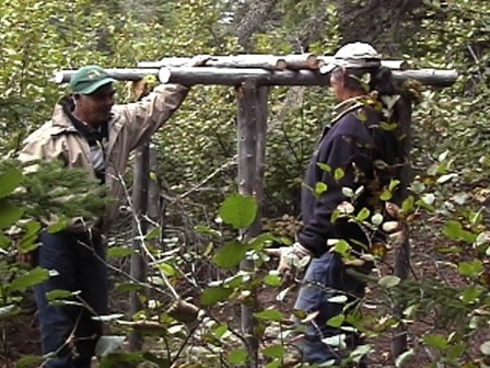 Zacharie et Jean-Baptiste Bellefleur autour d'une cache de nourriture qu'ils viennent de construire