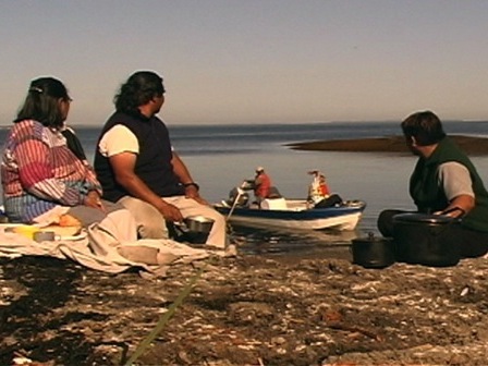 Rencontre entre une famille d'Ekuanitshit et un agent de conservation sur une île dans l'archipel de Mingan