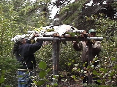 Zacharie et Jean-Baptiste Bellefleur enveloppent de la nourriture et la mettent sur une cache