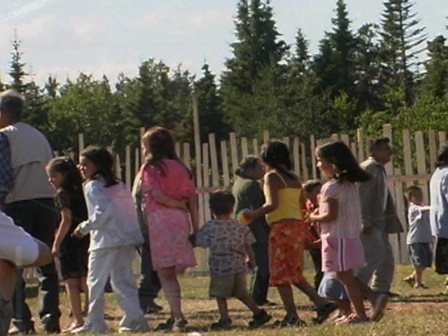 Enfants qui dansent lors du festival de musique Innu Nikamu de Mani-utenam